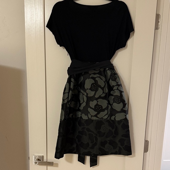 Adorable DKNY Midi Dress. - Picture 6 of 6